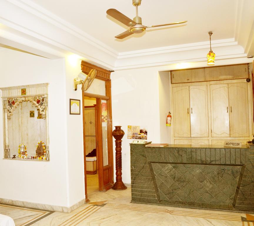 Hotel Sheela, 100m From Taj Mahal 2*