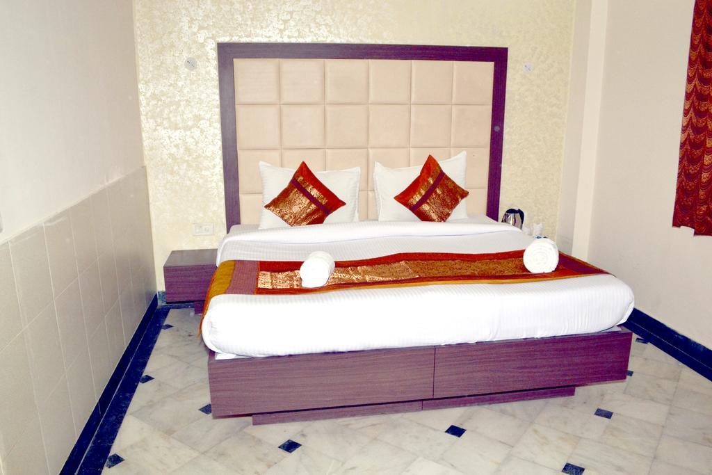 Hotel Sheela, 100m From Taj Mahal 2*