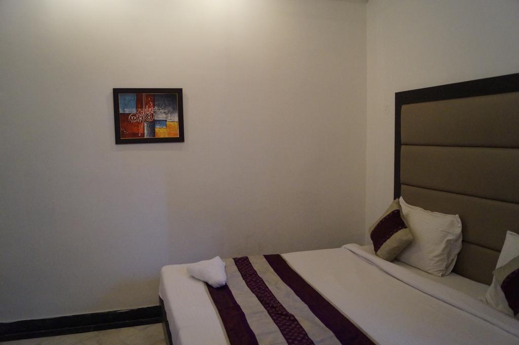 Hotel Sheela, 100m From Taj Mahal 2*