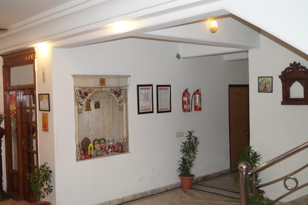 Hotel Sheela, 100m From Taj Mahal 2*