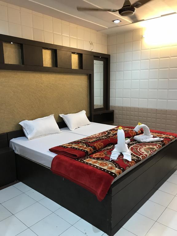 Hotel Sheela, 100m From Taj Mahal